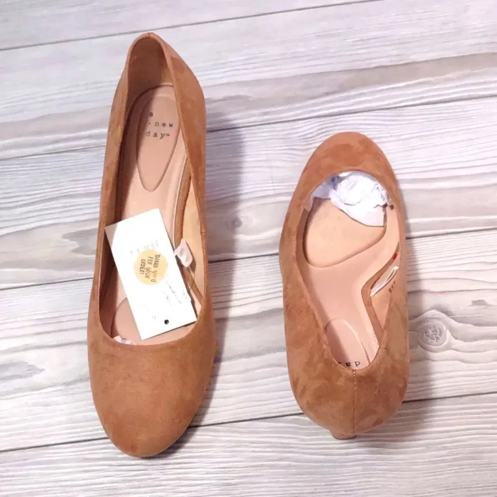 (22-2186)    A New Day  Dot Wedges Size 10W